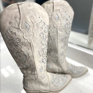 Woman’s White Glitter Inlay Boots